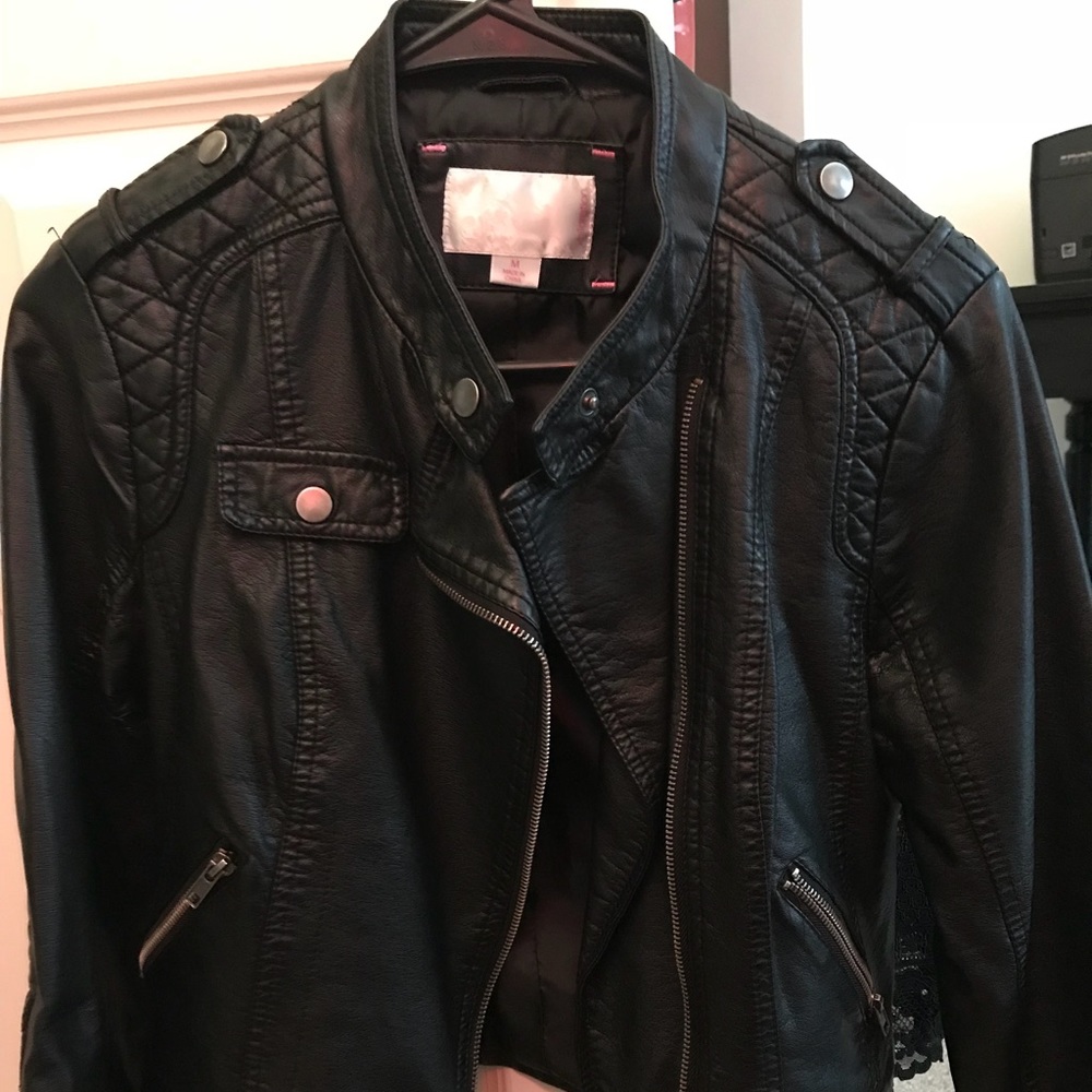 ❌SOLD❌ Black leather jacket